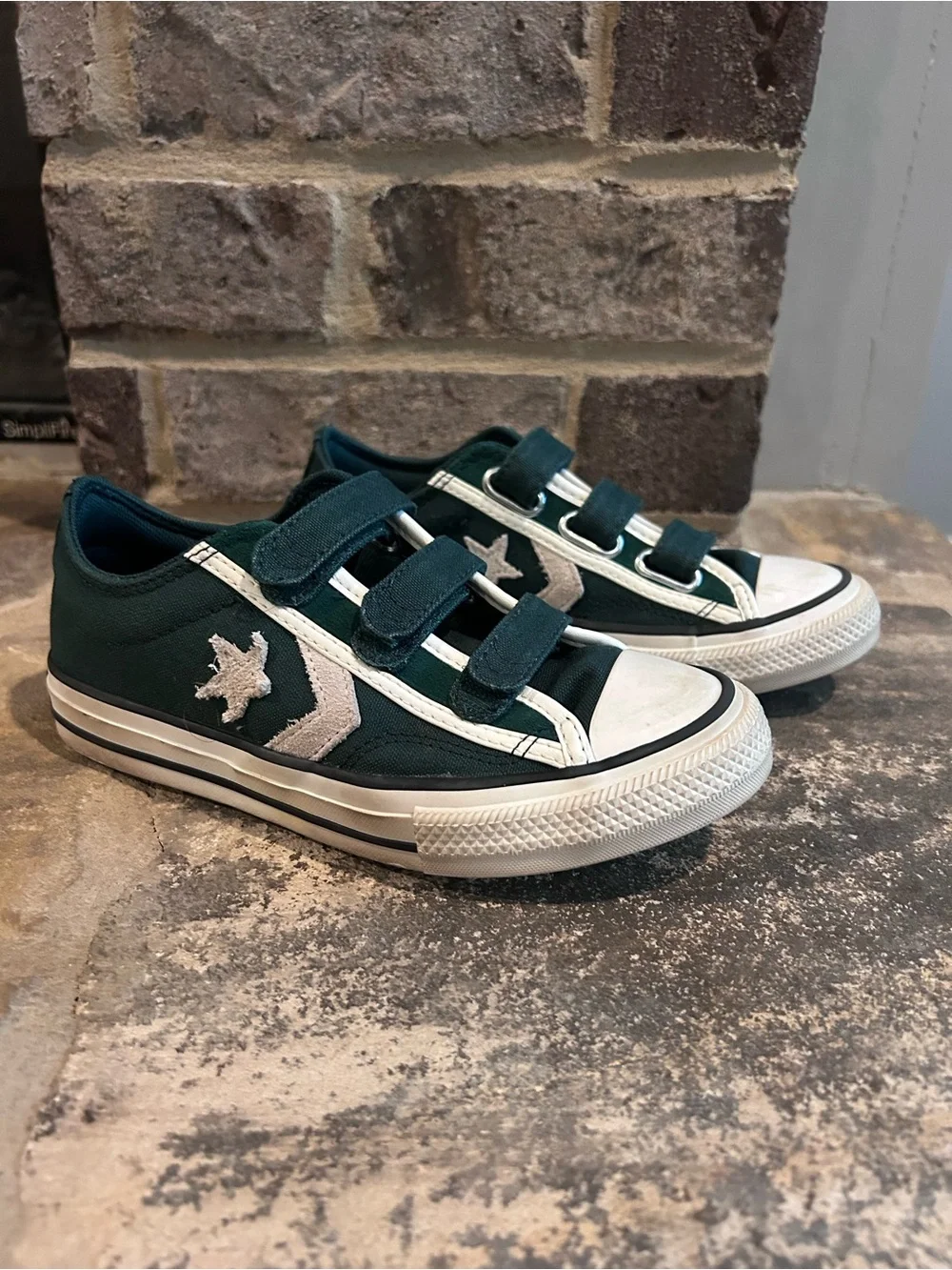 Converse Kids Green Low Top Velcro Sneakers with White Accents Size 1.5